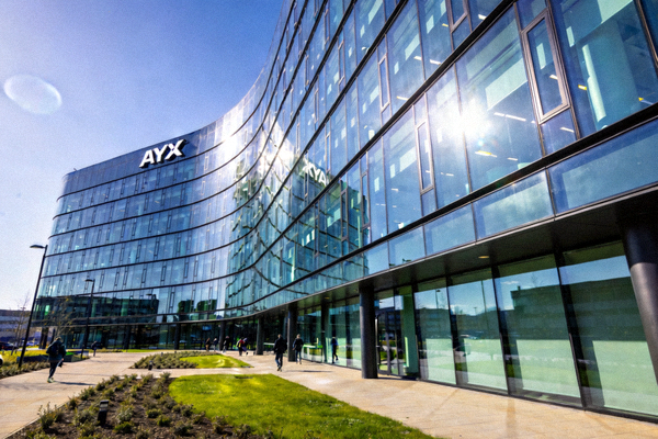 AYX体育公司总部大楼外景：现代风格的玻璃幕墙建筑