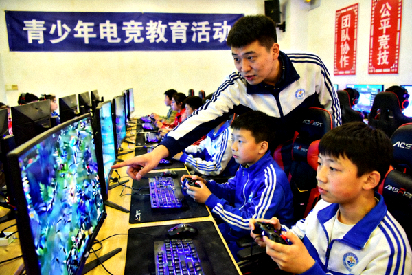 青少年电竞教育活动现场：青少年在指导下进行团队电竞比赛