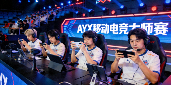 AYX移动电竞大师赛场景 - 选手使用手机和平板进行移动端电竞比赛