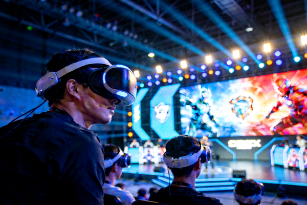VR技术应用于电竞赛事演示：观众佩戴VR设备沉浸式观看比赛