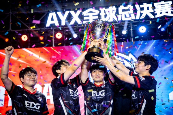AYX自有赛事IP全球总决赛舞台，冠军队伍举起奖杯，彩带飘落