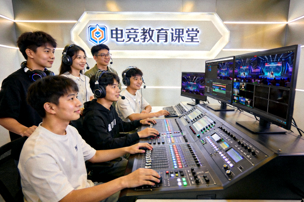 电竞教育课堂：学生在模拟实训室进行赛事导播练习