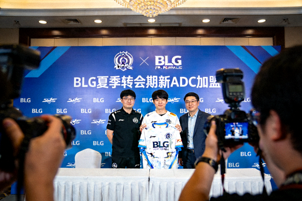 LPL夏季转会期BLG战队官宣新ADC选手Ruler加盟的新闻发布会现场照片
