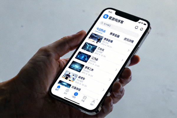 爱游戏体育平台资讯配图：手持移动设备查看应用界面与内容列表