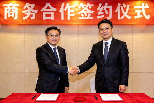 商务合作签约仪式上双方代表握手合影的场景